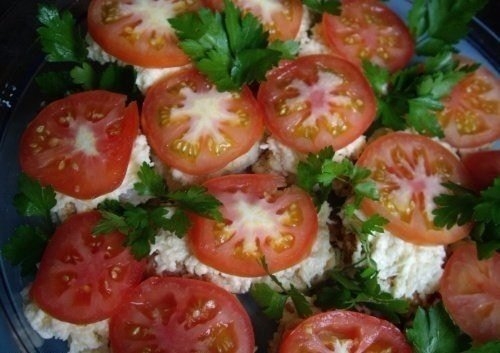 Филе минтая с помидорами и сыром