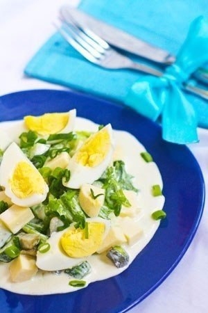 Яичный салат с брынзой, зеленью и огурцами