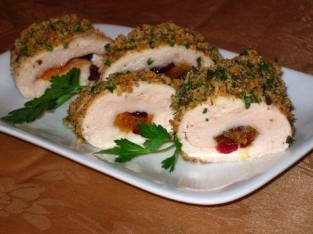 Куриные рулетики с курагой.