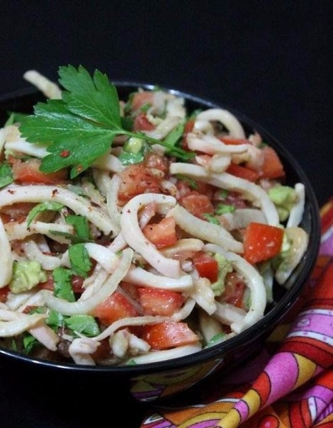 Салат из кальмаров с грейпфрутом