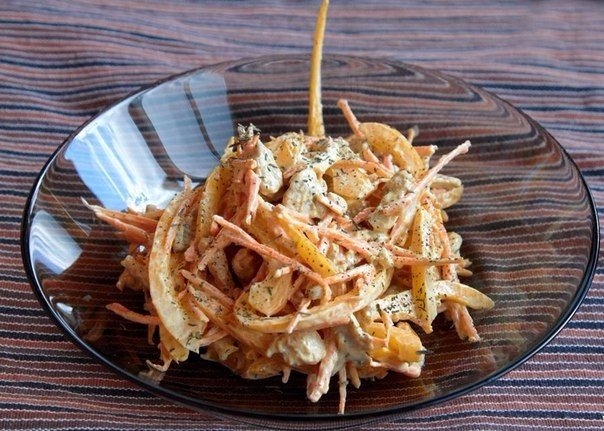 Салат с курицей, перцем и морковью