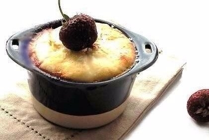 Десерт с ананасом и клубникой