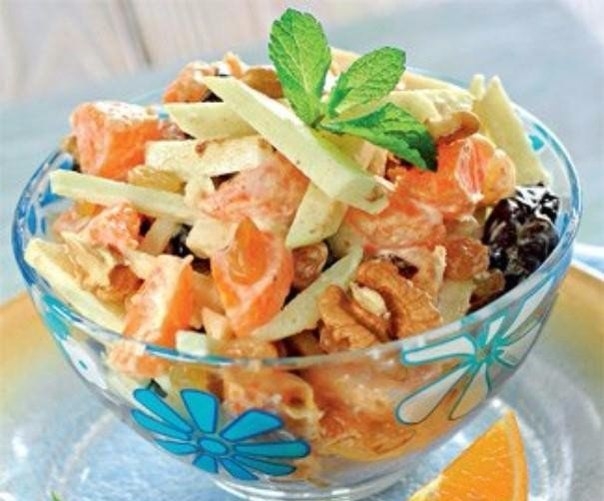 Салат яблочный с мандаринами и черносливом