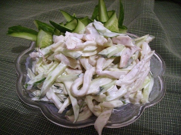 Салат из кальмаров с огурцами