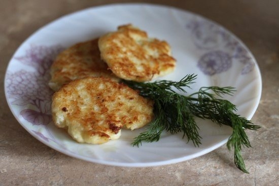 Котлеты из цветной капусты с сырным соусом