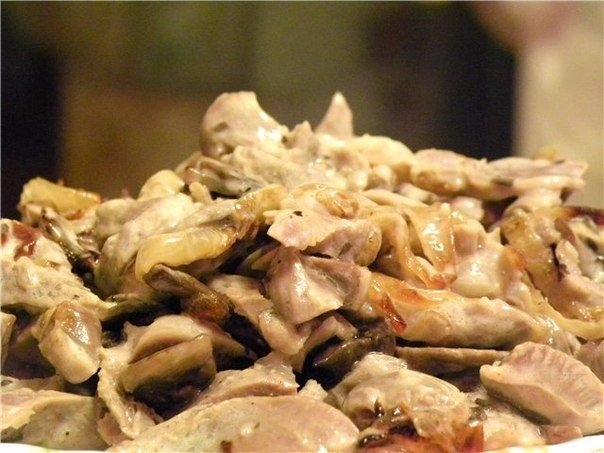 Салат из соевого мяса с шампиньонами и солеными огурцами