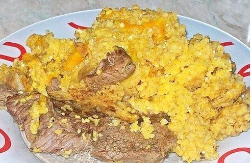 Кукурузная каша с тыквой и мясом.