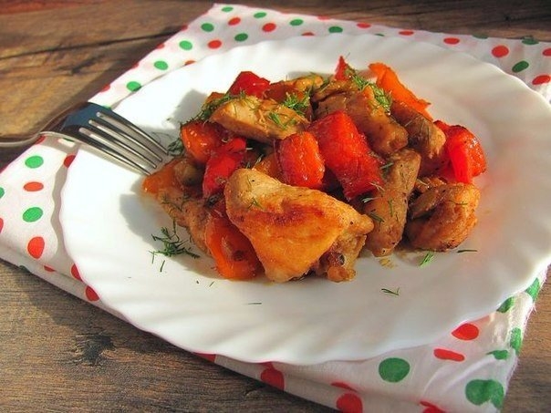 Курица тушеная с цуккини и перцем