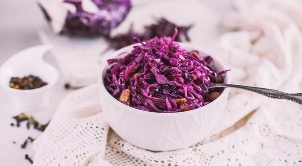 Гарнир из красной капусты с яблоками и изюмом.