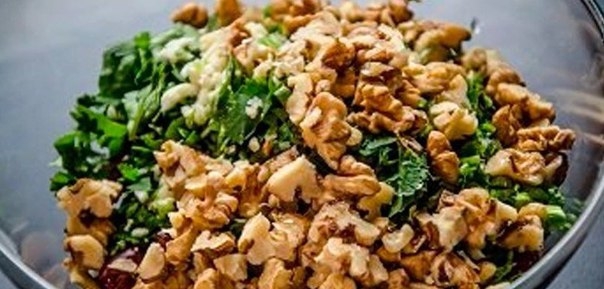 Баклажанный салат с орехами и сметаной