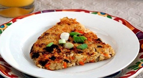 Овсяные ломтики с зеленым луком и морковью
