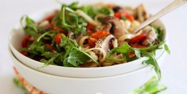 Лапша лингвини с грибами, помидорами черри, лимоном и рукколой