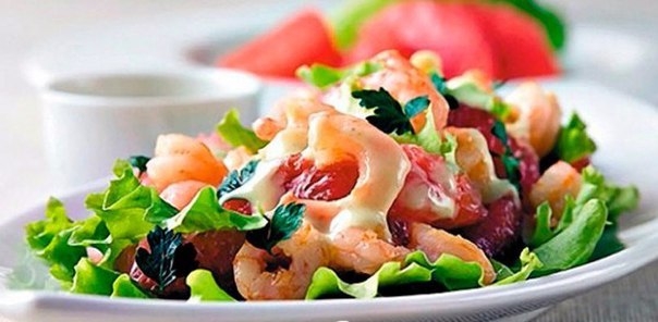 Салат из креветок с кус-кусом и шпинатом.