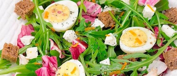 Салат с перепелиными яйцами и брынзой