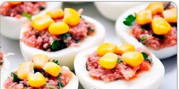 Яйца, фаршированные тунцом и зеленью