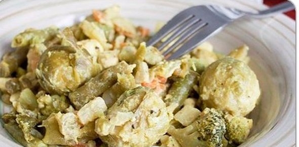ОВОЩИ, ТУШЕНЫЕ С ПРОРОЩЕННЫМ МАШЕМ, АДЫГЕЙСКИМ СЫРОМ И СМЕТАНОЙ