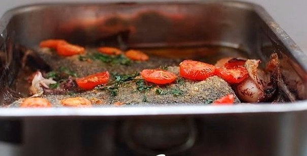 Камбала, запеченная с помидорами