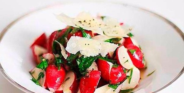 Салат с редиской и заправкой.