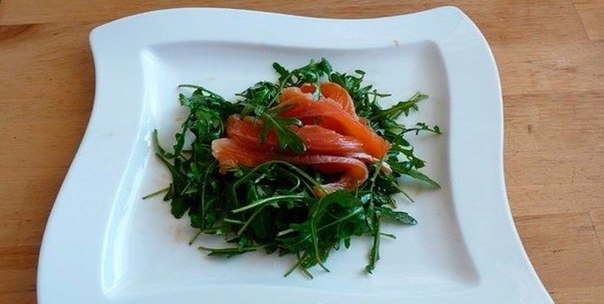 Салат из рукколы со слабосоленой семгой.