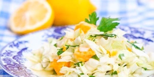 Салат из капусты с зеленью и апельсинами.