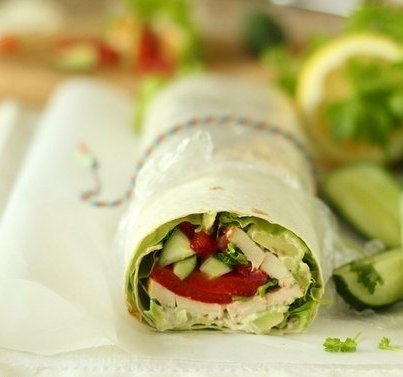 СЭНДВИЧ С КУРИЦЕЙ, АВОКАДО И ЛЕТНИМИ ОВОЩАМИ
