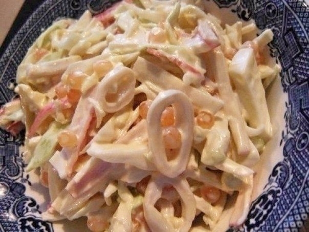 Простой в приготовлении и очень вкусный салат из кальмаров! Похрустим?