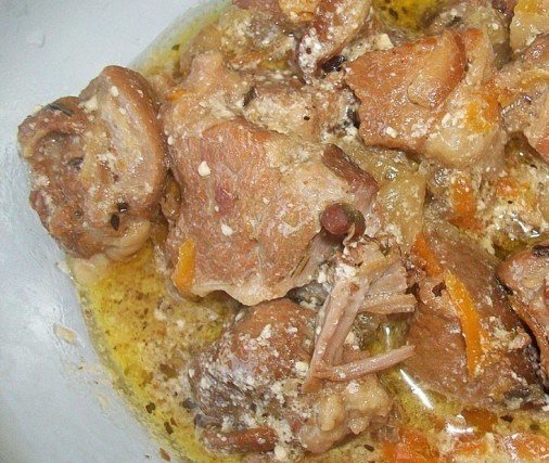 Аппетитное и ароматное мясо в нежной сметане это потрясающе вкусно! Попробуйте сами!