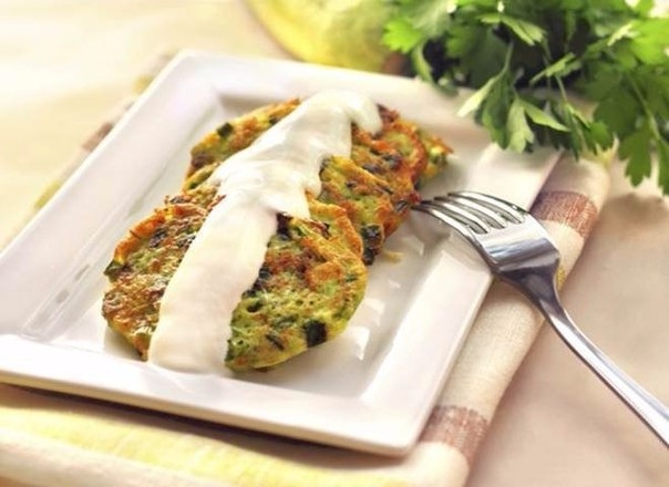 Пикантные оладьи из кабачков невероятно хороши для перекуса! Готовьте с удовольствием!