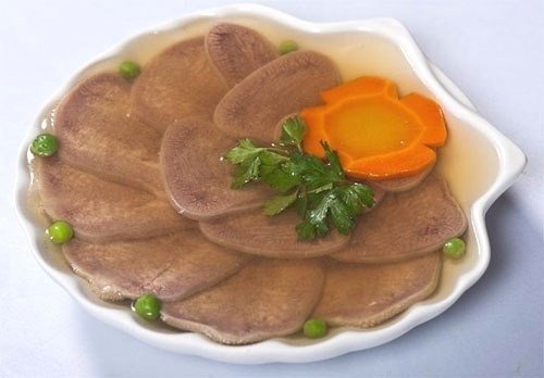 Близятся любимые зимние праздники, и под рукой каждой хозяйки должен быть особенны рецепт заливного!