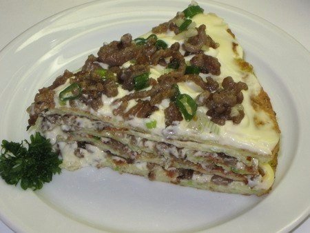 Пикантный закусочный пирог с нежным мясом и сочными грибами! Потрясающе вкусно!