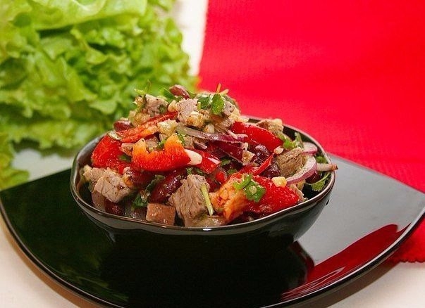 Острые ощущения и сочный насыщенный вкус вам подарит непревзойденный салат грузинских джигитов!