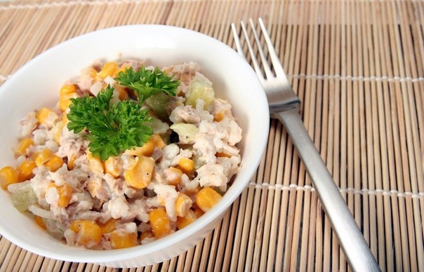 Легкий и просто в приготовлении салат на каждый день. Экономно и вкусно!