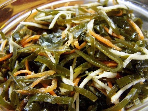 Хрустящая морская капуста невероятно вкусна, особенно в таком салате! Приготовьте обязательно!