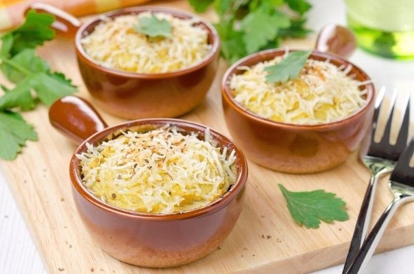 Пикантное блюдо, запеченное в порционных кокотницах. Изумительно вкусно!