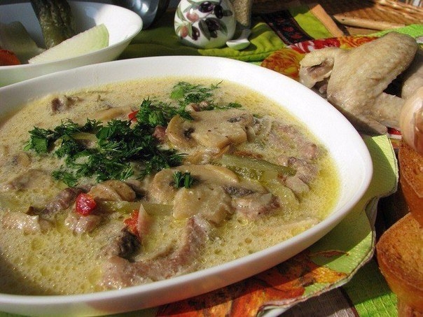 Очень сытный наваристый суп с нежной курицей и хрустящими грибами! Великолепный вкус!