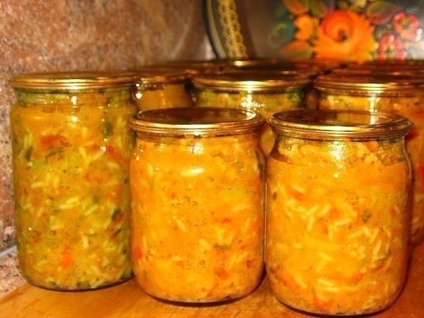 Сочный и сытный салат из овощей и риса в банках. Удобно, когда невзначай нагрянули гости!