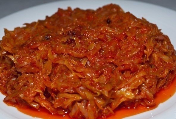 Сочная, яркая, даже прям сладкая! Это всё она - капусточка тушёная!