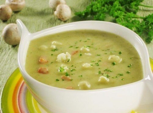 Очень вкусный и нежный супчик. Как и любой другой суп пюре этот суп представляет собой полностью одн