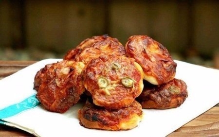 Итальянское блюдо &ndash; маленькие закусочные пиццы с оливками, сыром и ветчиной. Прелесть!