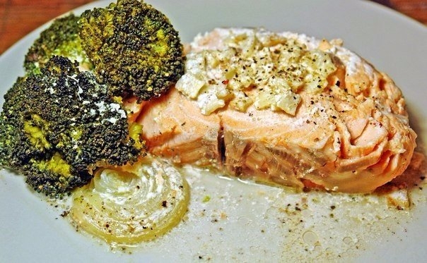 Вкуснейшая рыбка сразу с овощным гарниром! Отличное блюдо для вашего застолья!