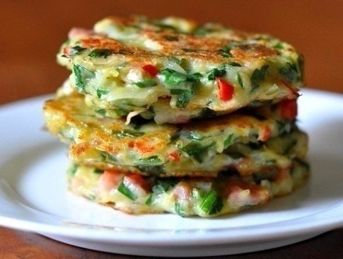 Простые в приготовлении и очень вкусные оладьи из овощей! Сочно, ярко и красочно!