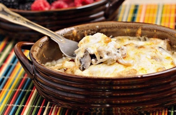 Пикантная сырная корочка, под которой прячется ароматная курочка с грибами, это наш любимый жюльен!