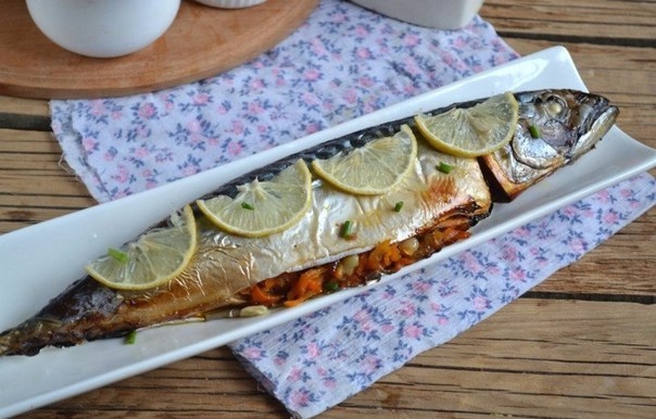 Для запекания я всегда выбираю скумбрию, она сама по себе жирная рыбка, поэтому после духовки не быв