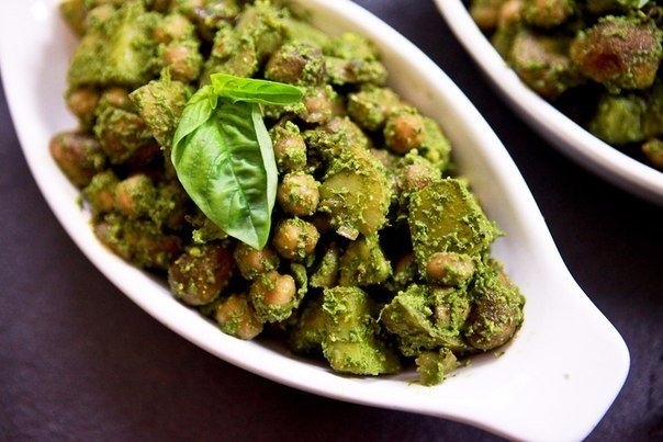 Салат вкусен как в теплом, так и в холодном виде. Готовьте с радостью!