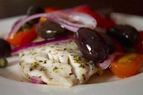 Ароматная рыбка с овощами и маслинами &ndash; сплошная польза здоровью.