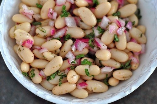 Очень быстрый, богатый растительными белками и ароматный салатик. Угощайтесь рецептом!