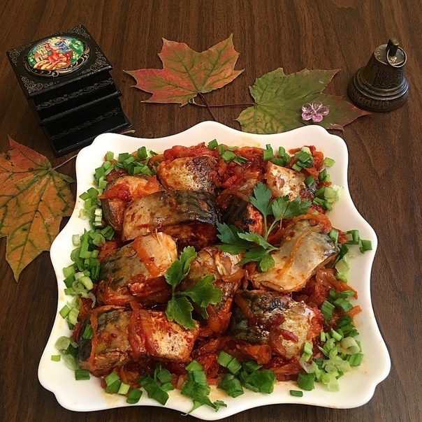 СКУМБРИЯ, ТУШЕННАЯ С МОРКОВЬЮ И ЛУКОМ