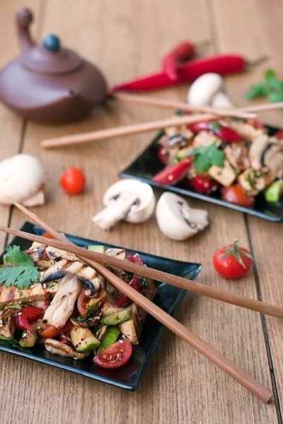 Если хотите более европейского вкуса, замените масло на оливковое, соевый соус - на лимонный сок, ку