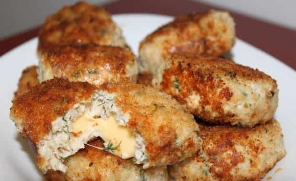 Котлеты с очень вкусной начинкой.