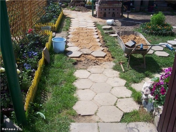 Мы можем сделать тротуарную плитку своими руками.